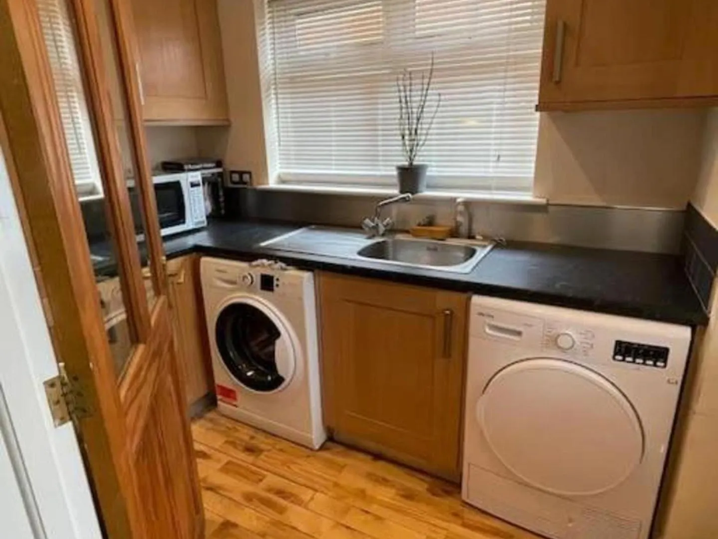 Ferienhaus Villa Charming House With Garden - Sleeps 6 & Parking West Drayton